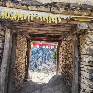 Entrace gate before Lhi village